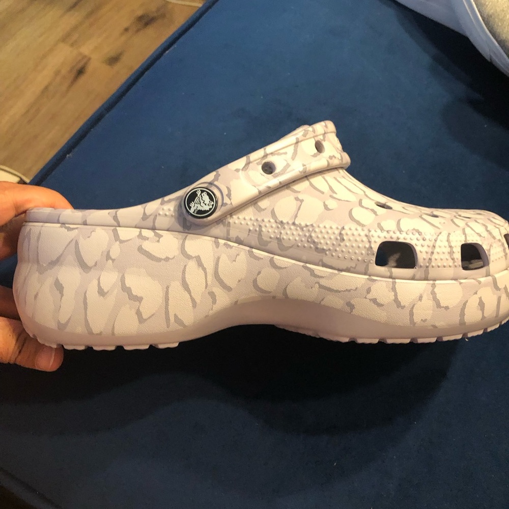 Crocs woman’s White Comfort Clogs - Picture 6 of 12
